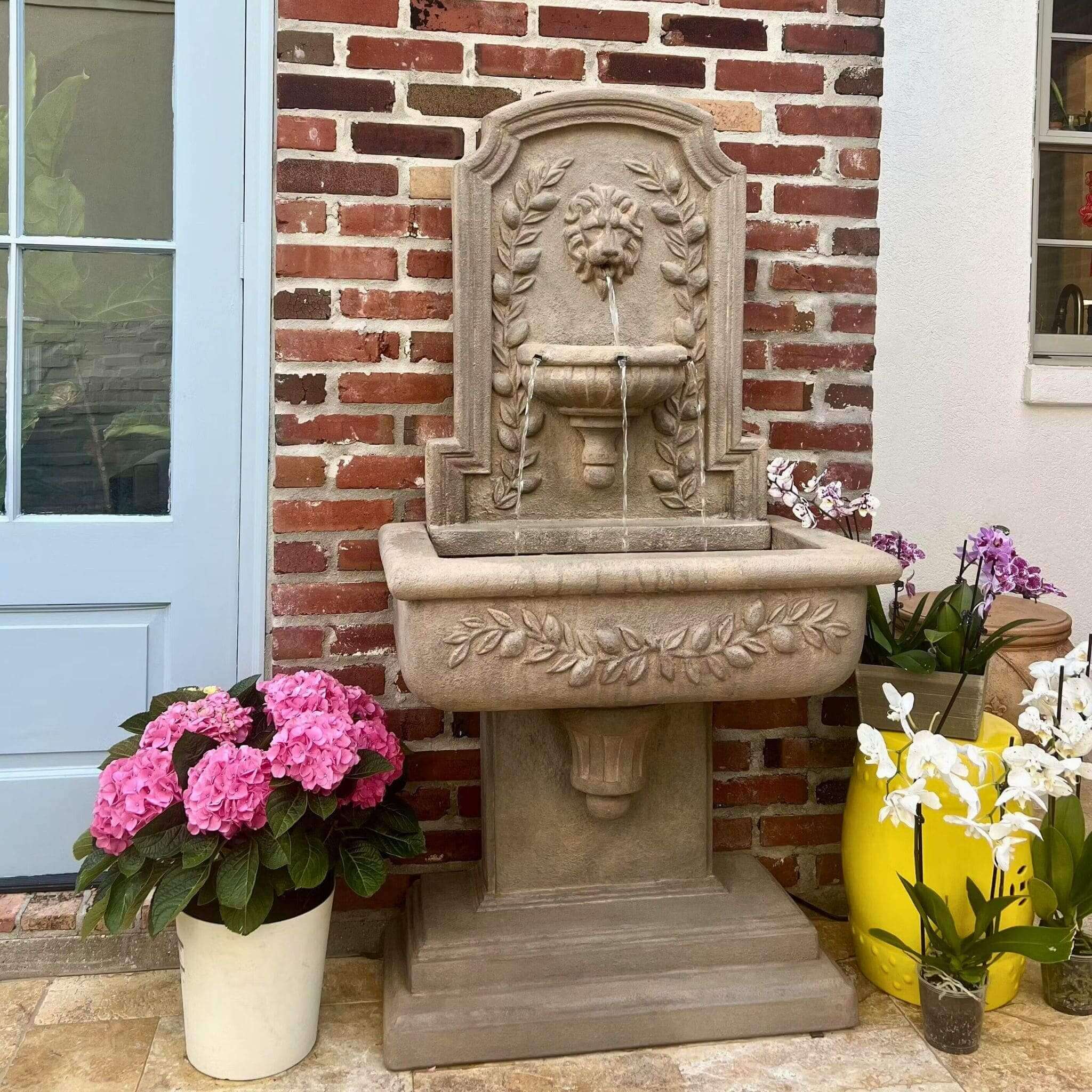 Sorrentine Lion Head Concrete Wall Fountain - Giannini #1189