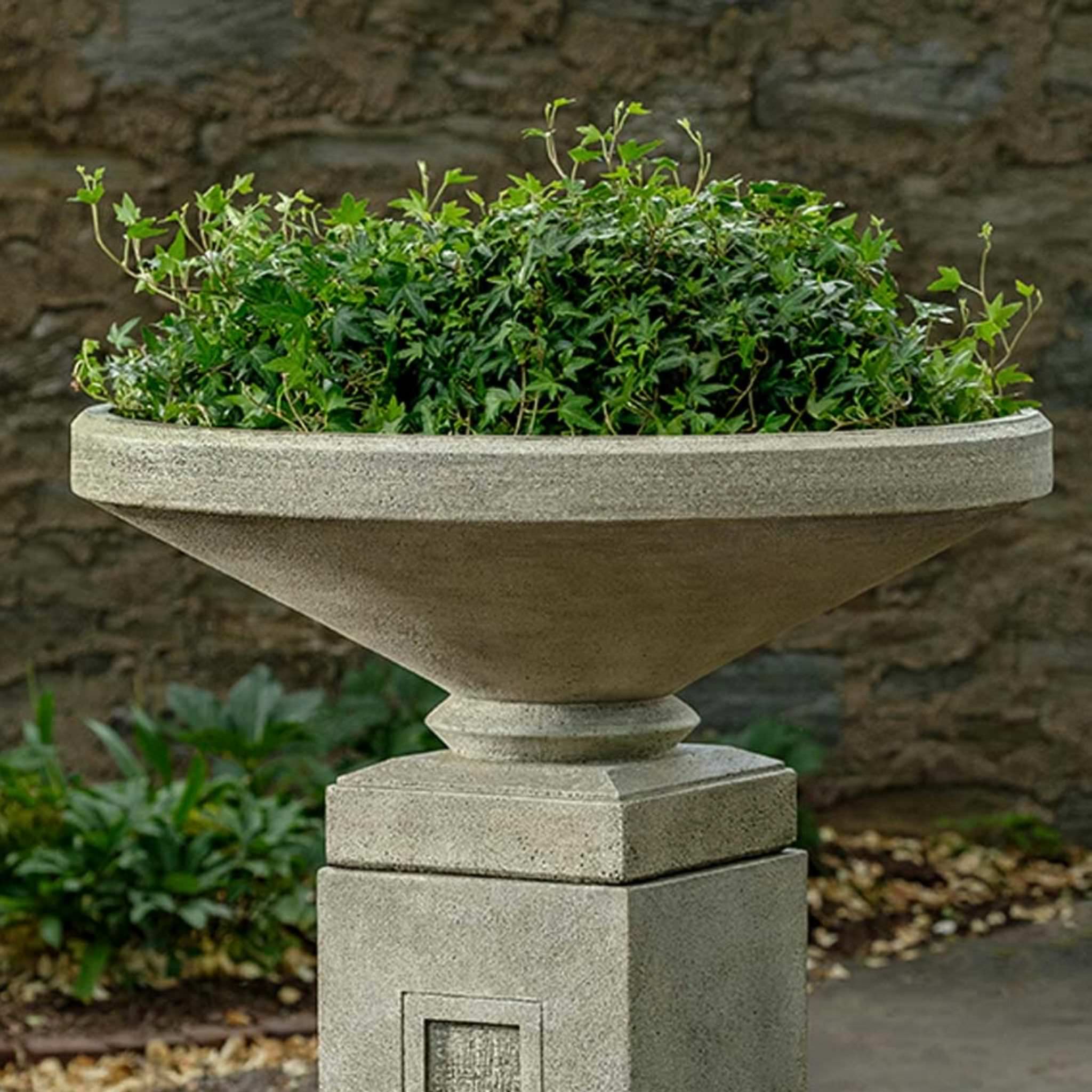 Gimlet Urn Concrete Planter - Campania #P1013