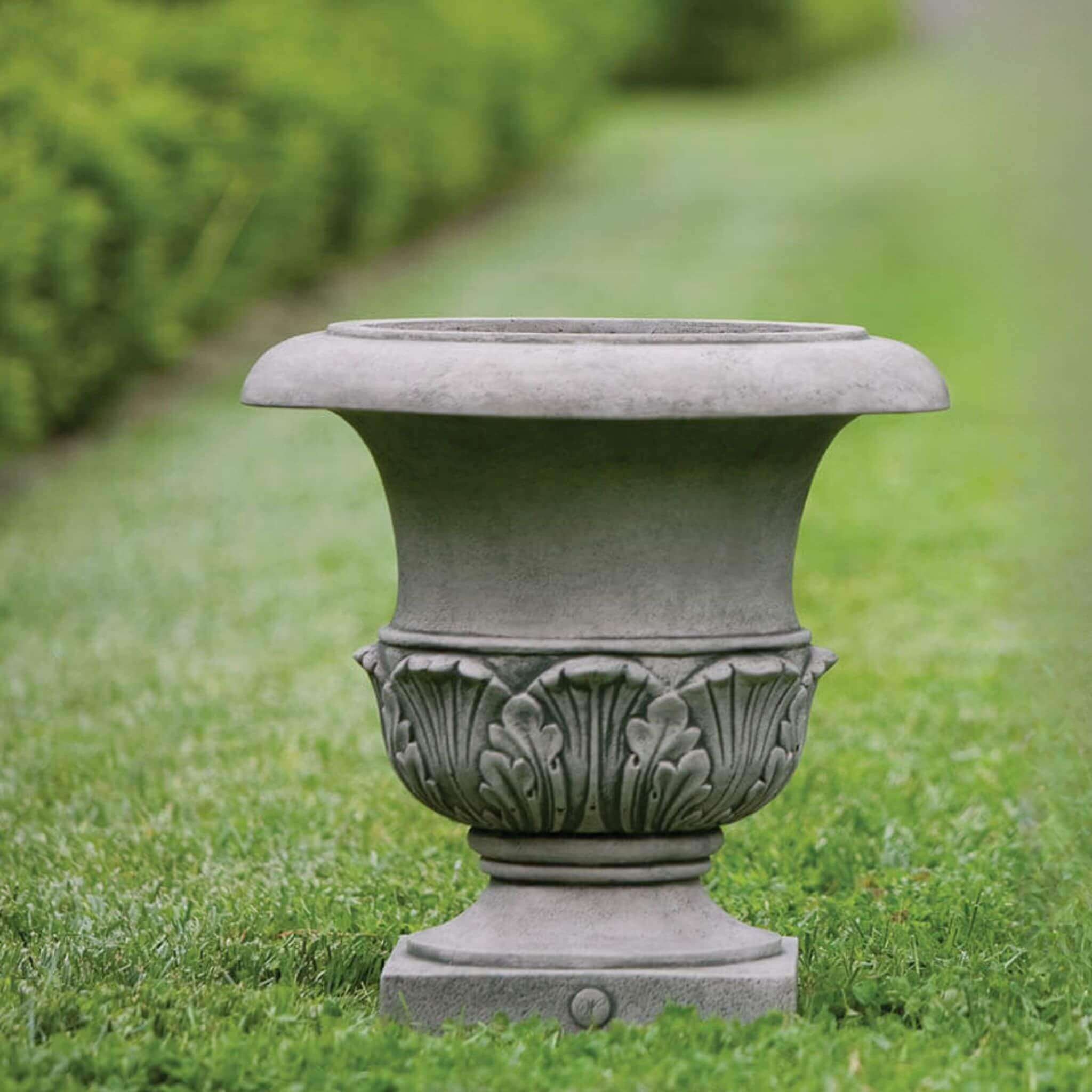 Williamsburg Acanthus Small Concrete Planter - Campania #P497B