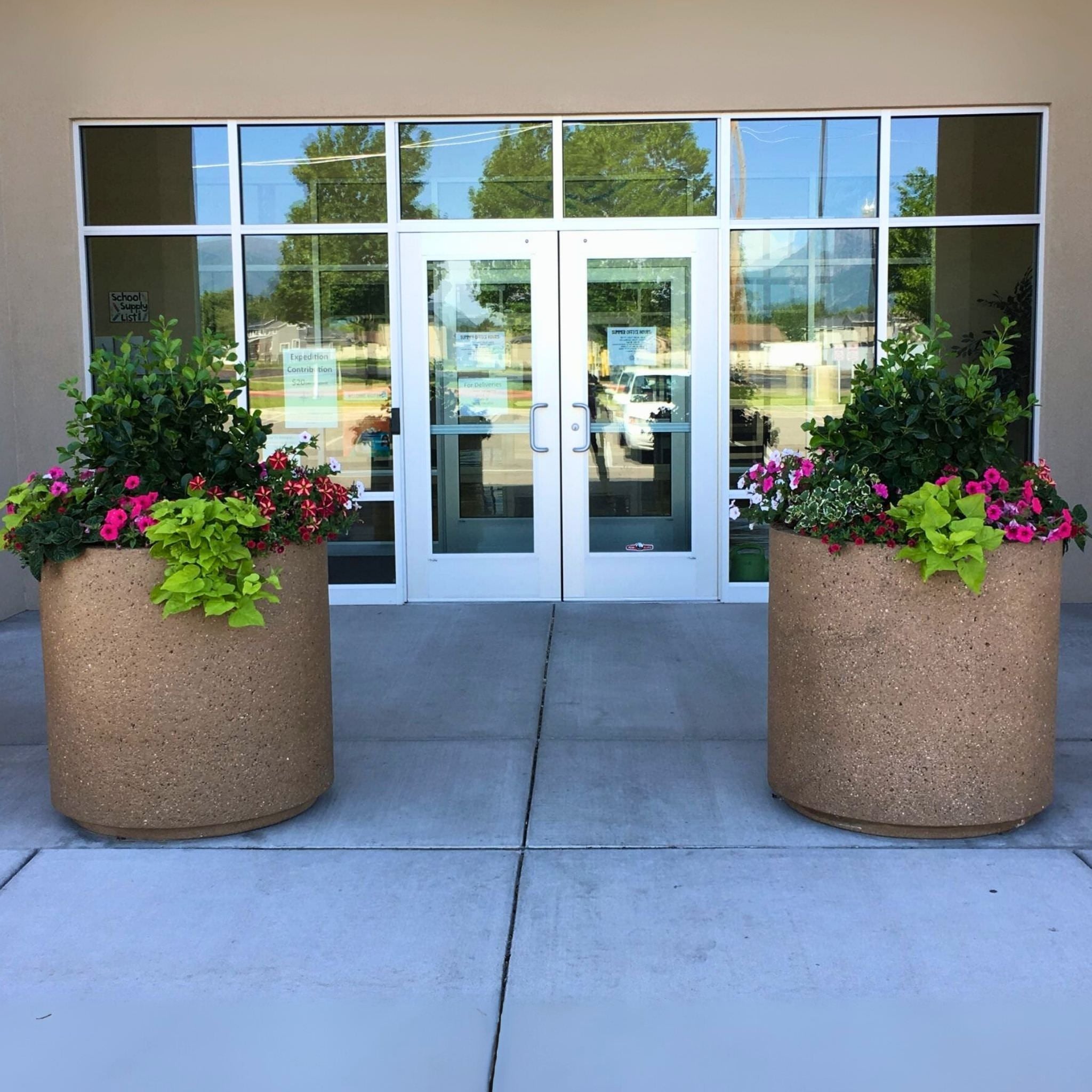 composite pot planter Classic Round Concrete Planter