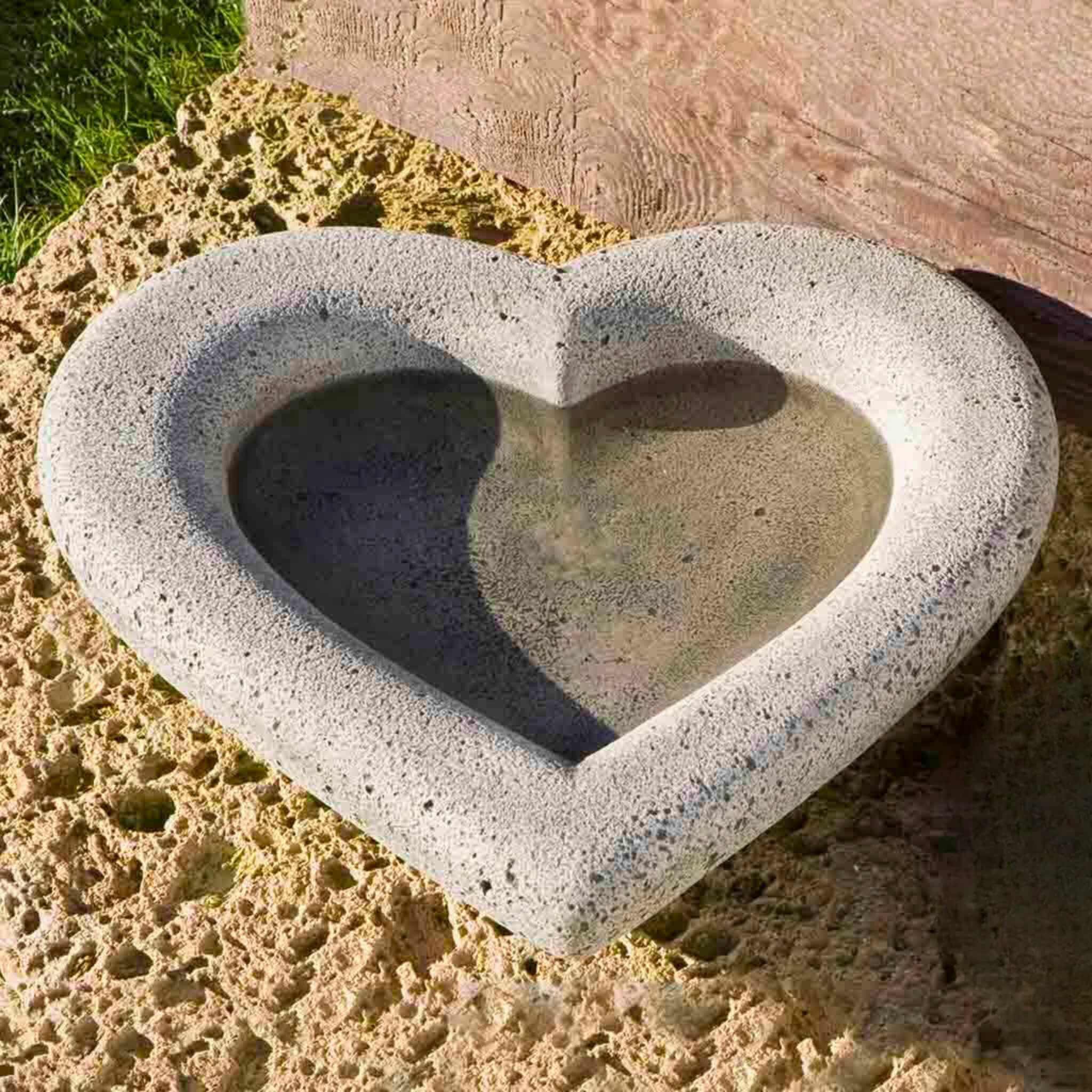 Heart Concrete Shell Bird Bath - Campania #SH101