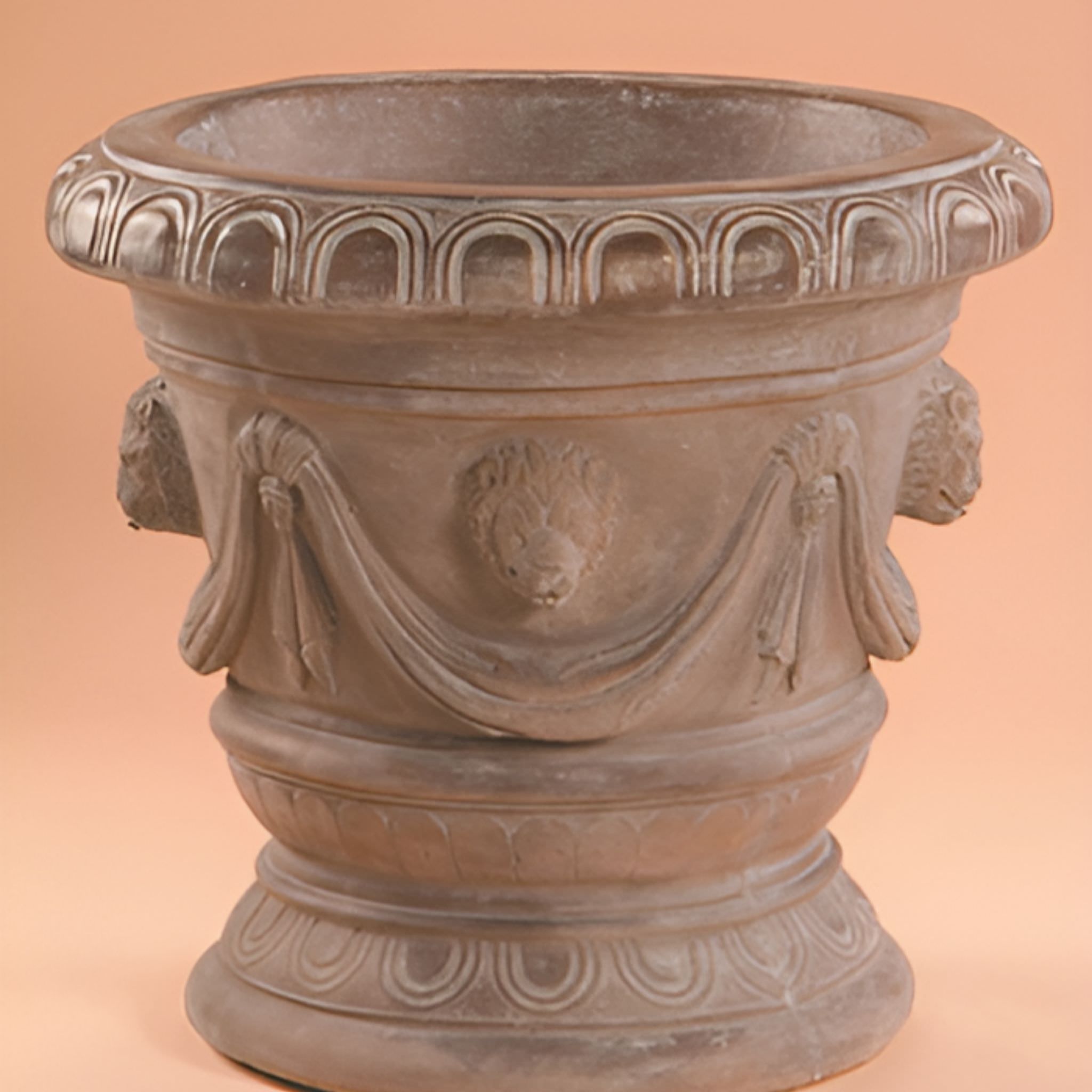 Classico Lion Concrete Vase Fountain